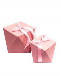 Набор из двух подарочных коробок розового цвета с крышкой на завязках, размер 18*18*18 см.