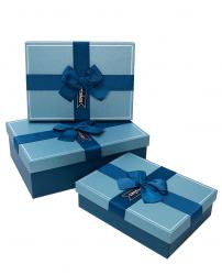 Набор из трёх прямоугольных подарочных коробок лазурно-синего цвета с бантом из ленты, отделка матово-металлизированной бумагой, размер 29*21*9,5 см.