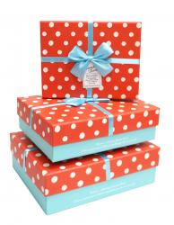 Набор из трёх прямоугольных подарочных коробок с рисунком "Горошек на коралловом фоне" и бантом из ленточки, размер 23,5*18*8 см.