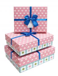 Набор из трёх прямоугольных подарочных коробок с рисунком "Сердечки на розовом фоне" и бантом из ленточки, размер 23,5*18*8 см.