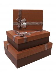 Набор из трёх прямоугольных подарочных коробок коричневого цвета с узором "штрихи" и бантом, отделка матовой фактурной бумагой, размер 33*24*11,5 см.