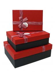 Набор из трёх прямоугольных подарочных коробок красного цвета с узором "штрихи" и бантом, отделка матовой фактурной бумагой, размер 33*24*11,5 см.