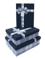 Набор из трёх прямоугольных подарочных коробок синего цвета с бантом из ленты в клеточку, отделка софт-тач бумагой, размер 29*21*9,5 см.