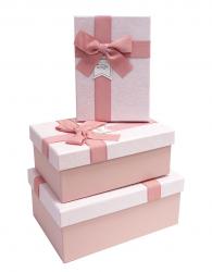 Набор из трёх прямоугольных подарочных коробок розово-персикового цвета, отделка фактурной матовой бумагой, бант из ленты, размер 22*16*9,5 см.