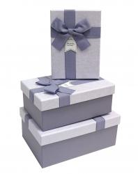 Набор из трёх прямоугольных подарочных коробок сиреневого цвета, отделка фактурной матовой бумагой, бант из ленты, размер 22*16*9,5 см.