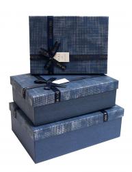 Набор из трёх прямоугольных подарочных коробок синего цвета с бантом из ленты, размер 28*20*9,5 см.
