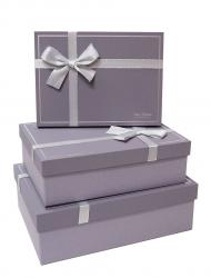 Набор из трёх прямоугольных подарочных коробок фиалкового цвета с бантом из ленты с серебряной нитью, отделка софт-тач бумагой, размер 29*21*9,5 см.