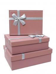 Набор из трёх прямоугольных подарочных коробок цвета пыльной розы с бантом из ленты с серебряной нитью, отделка софт-тач бумагой, размер 29*21*9,5 см.