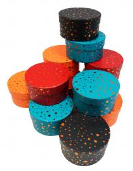 Набор из 12 круглых подарочных коробок разных цветов, с золотым тиснением "капельки", размер d10,5*h6