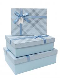 Набор из трёх прямоугольных подарочных коробок в клеточку голубого цвета с бантом из ленты, отделка матовой бумагой, размер 29*21*9,5 см.