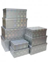Набор из девяти новогодних прямоугольных подарочных коробок серебряного цвета, отделка матовой бумагой с тиснением "Снежинки", размер 35*27*16 см.